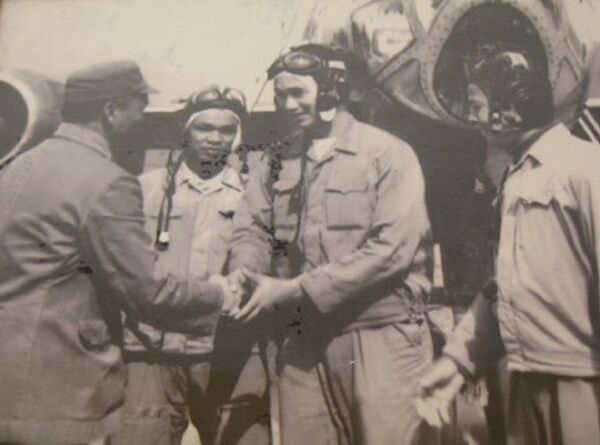 Ảnh: Phi công - dẫn đường Thân Xuân Hạnh (người bắt tay với cán bộ chỉ huy) cùng tổ bay Il-28. - Sputnik Việt Nam