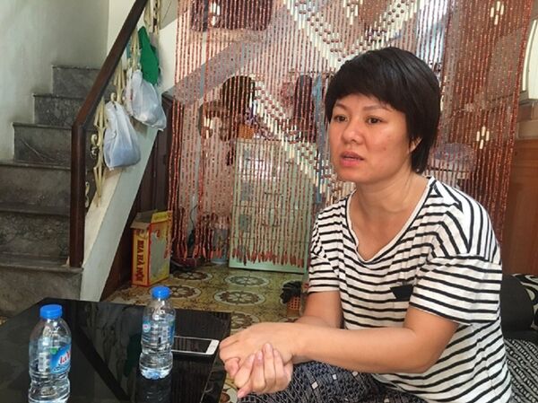 Chị Hoa chia sẻ câu chuyện về quá trình làm thủ tục khai tử tại UBND phường Văn Miếu - Sputnik Việt Nam