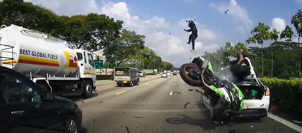 Tai nạn khủng khiếp: Tay lái mô tô bay vọt lên không sau khi đâm vào xe ô tô (Video) - Sputnik Việt Nam