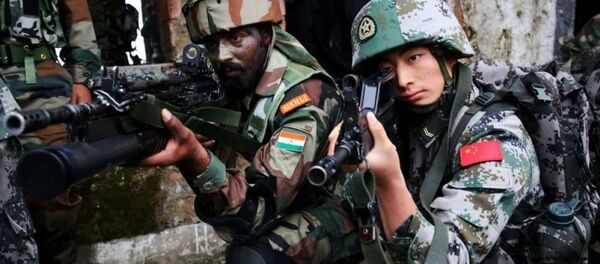 Binh sĩ Trung Quốc và Ấn Độ trong một cuộc tập trận chung. - Sputnik Việt Nam