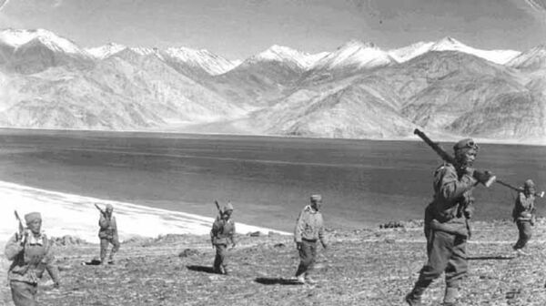 Binh sĩ Ấn Độ tuần tra trong cuộc chiến tranh biên giới Trung-Ấn 1962. Binh sĩ Ấn Độ tuần tra trong cuộc chiến tranh biên giới Trung-Ấn 1962. - Sputnik Việt Nam