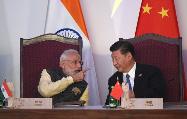 Thủ tướng Ấn Độ Narendra Modi nói chuyện với Chủ tịch Trung Quốc Tập Cận Bình - Sputnik Việt Nam