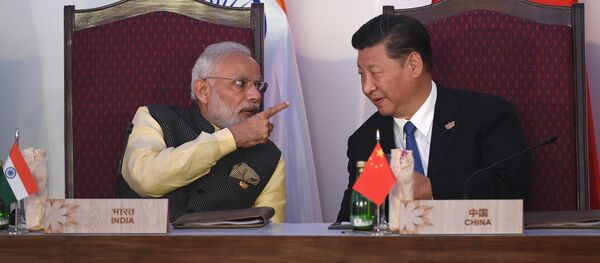 Thủ tướng Ấn Độ Narendra Modi nói chuyện với Chủ tịch Trung Quốc Tập Cận Bình - Sputnik Việt Nam