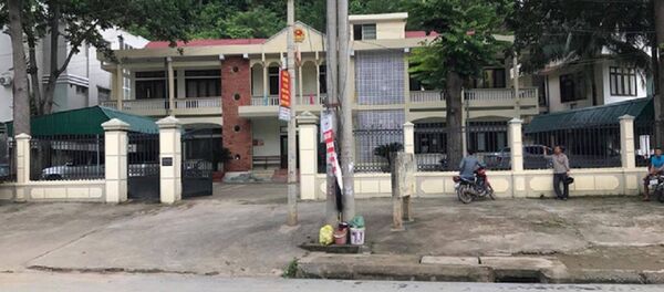 Tòa án nhân dân huyện Kỳ Sơn - nơi ông Th. công tác và nhận hối lộ bị cảnh sát bắt giữ. - Sputnik Việt Nam