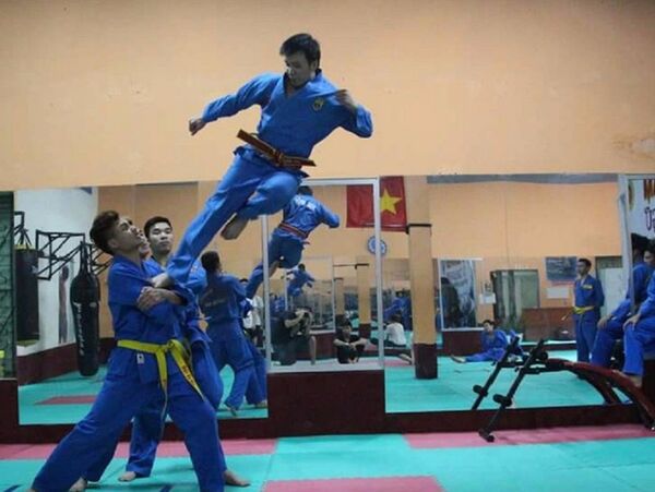 Võ sư Bùi Tuấn Đạt (đai đỏ) cho rằng Flores không có chút cơ hội nào trước Cung Lê. Tuy nhiên, trận đấu này không nên diễn ra. - Sputnik Việt Nam