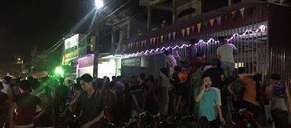 Người dân hiếu kỳ tụ tập rất đông theo dõi vụ việc - Sputnik Việt Nam