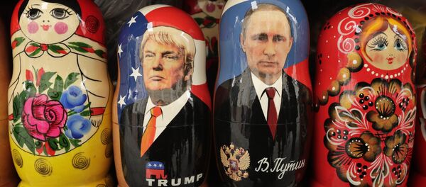 Eine Matroschka-Puppe mit dem Abbild des russischen Staatschefs Wladimir Putin (r.) und des designierten US-Präsidenten Donald Trump - Sputnik Việt Nam