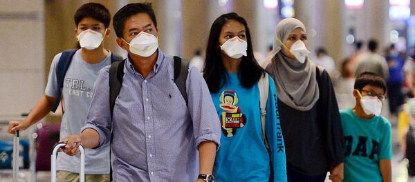 Du khách đeo khẩu trang bảo hộ tại sân bay quốc tế Seoul, Hàn Quốc - Sputnik Việt Nam