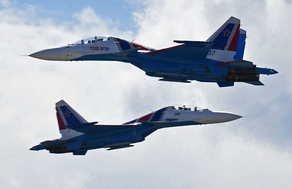 Các tiêm kích Su-30SM của đội nhào lộn Tráng sĩ Nga tại Triển lãm-Hội chợ MAKS-2017 ở Zhukovsky. - Sputnik Việt Nam