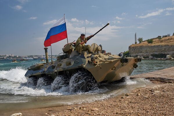 Sevastopol. Xe vận tải bọc thép của thủy quân lục chiến Hạm đội Biển Đen BTR 82A trong cuộc tổng duyệt chương trình biểu diễn quân sự cho Ngày Hải quân Nga. - Sputnik Việt Nam