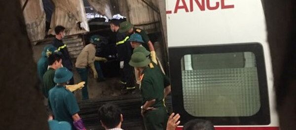 Lực lượng chức năng đưa thi thể nạn nhân ra khỏi hiện trường. Lực lượng chức năng đưa thi thể nạn nhân ra khỏi hiện trường. - Sputnik Việt Nam