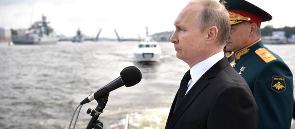 Tổng tư lệnh các lực lượng vũ trang Nga Vladimir Putin tiếp nhận diễu binh hải quân. Tổng tư lệnh các lực lượng vũ trang Nga Vladimir Putin tiếp nhận diễu binh hải quân. - Sputnik Việt Nam