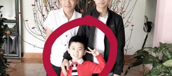 Bé Nghĩa (vòng tròn đỏ) mất tích khi đang chơi ở sân nhà. Bé Nghĩa (vòng tròn đỏ) mất tích khi đang chơi ở sân nhà. - Sputnik Việt Nam