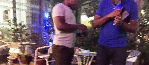 Hai gã gốc Phi đứng đường đợi “khách” - Sputnik Việt Nam