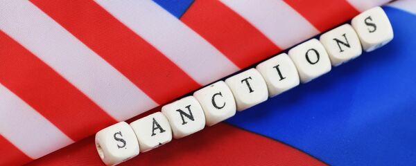 Надпись санкции, сложенная из кубиков между флагами США и России Надпись санкции, сложенная из кубиков между флагами США и России - Sputnik Việt Nam