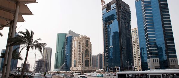 Новостройки на одной из центральных улиц столицы Катара Дохи Новостройки на одной из центральных улиц столицы Катара Дохи - Sputnik Việt Nam