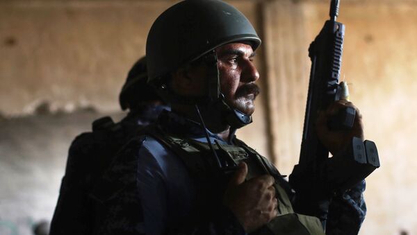 A member of Iraqi Federal Police stands guard at a factory used by Islamic State militants to manufacture home made mortars in western Mosul, Iraq, May 11, 2017. - Sputnik Việt Nam