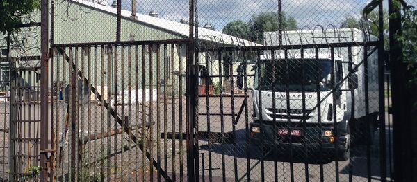 Xe tải biển số ngoại giao chuyển đồ đạc ra khỏi nhà kho đại sứ quán Mỹ ở nam Moskva - Sputnik Việt Nam