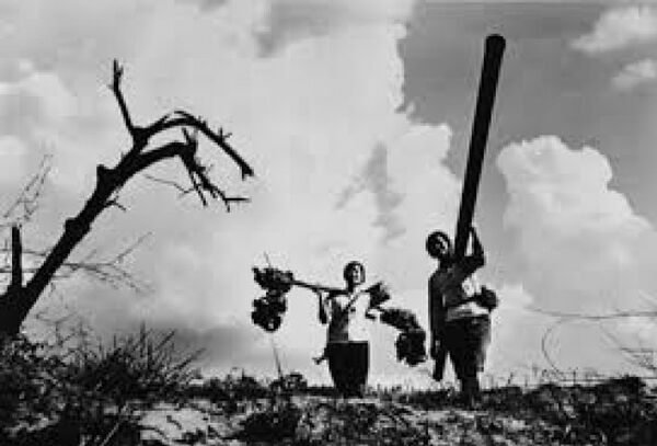 Các nữ TNXP đang lắp đặt một đoạn của đường ống dẫn dầu Trường Sơn vào năm 1969. - Sputnik Việt Nam