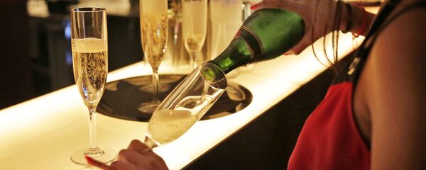 Một cô gái và rượu - Sputnik Việt Nam