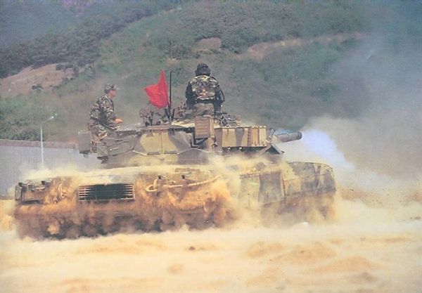Xe tăng chiến đấu chủ lực T-80U của Lục quân Hàn Quốc bắn đạn thật trên thao trường - Sputnik Việt Nam