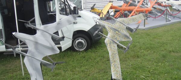 Khí cụ bay không người lái (UAV) và Trạm điều khiển cơ động. Khí cụ bay không người lái (UAV) và Trạm điều khiển cơ động. - Sputnik Việt Nam