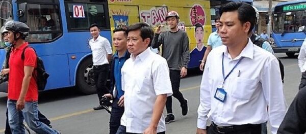 Ông Nguyễn Chí Việt (phải), Phó Chủ tịch UBND phường Nguyễn Thái Bình trong một đợt tham gia xử lý lấn chiếm vỉa hè, lòng đường cùng Phó Chủ tịch UBND quận 1 Đoàn Ngọc Hải Ông Nguyễn Chí Việt (phải), Phó Chủ tịch UBND phường Nguyễn Thái Bình trong một đợt tham gia xử lý lấn chiếm vỉa hè, lòng đường cùng Phó Chủ tịch UBND quận 1 Đoàn Ngọc Hải - Sputnik Việt Nam