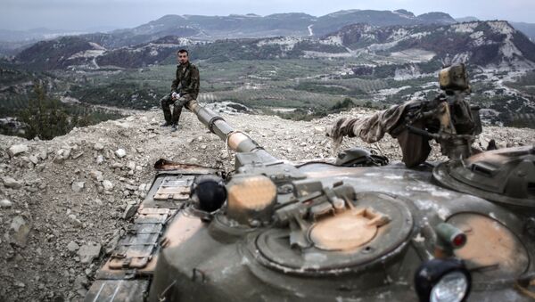 Lính tăng của quân đội chính phủ Syria trên vị trí tại tỉnh Latakia, gần biên giới Thổ Nhĩ Kỳ. - Sputnik Việt Nam