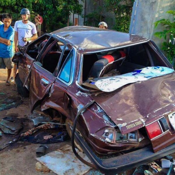 Chiếc xe bị hư hỏng nghiêm trọng sau vụ tai nạn - Sputnik Việt Nam