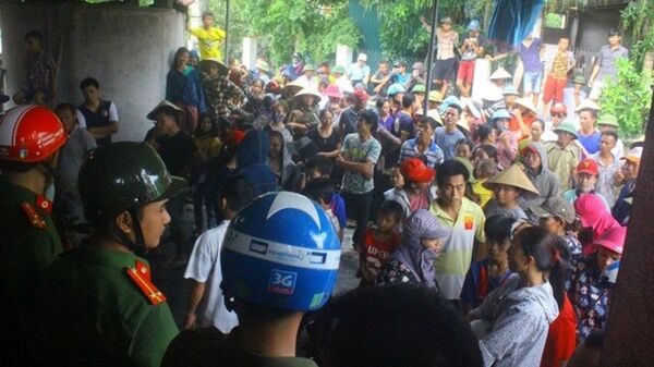 Nghi người phụ nữ bắt cóc trẻ em, rất đông người dân vây đòi đánh - Sputnik Việt Nam