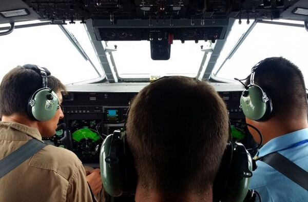  nhân viên phi hành đoàn chiếc Airbus C-295MPA. - Sputnik Việt Nam