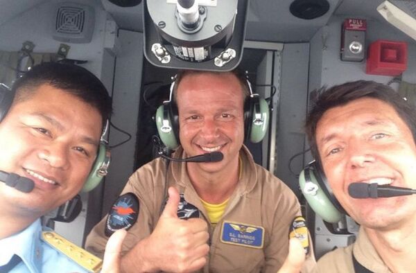 Một sĩ quan Việt Nam chụp ảnh cùng hai nhân viên phi hành đoàn chiếc Airbus C-295MPA. - Sputnik Việt Nam