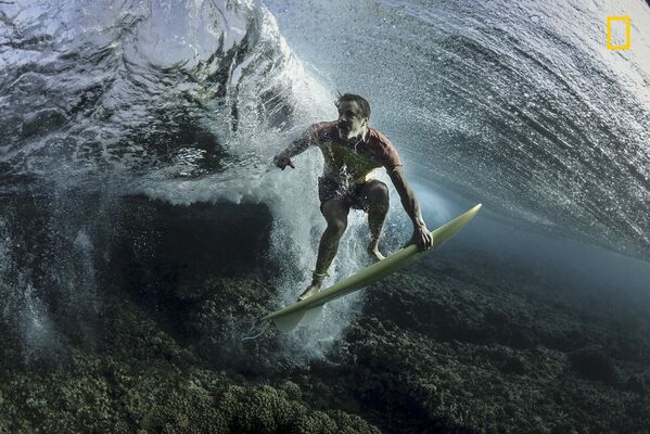 Rodney Bursiel. Under The Wave.  Giải 3 trong hạng mục “Con người” - Sputnik Việt Nam