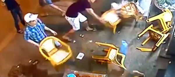 Trung úy CA gọi em đến đánh người: Mâu thuẫn vì vuốt tóc vợ nạn nhân Trung úy CA gọi em đến đánh người: Mâu thuẫn vì vuốt tóc vợ nạn nhân - Sputnik Việt Nam