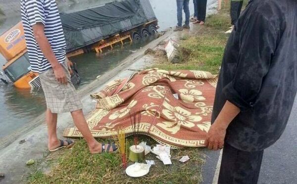 Nạn nhân được người dân tìm thấy dưới lòng sông đã tử vong. - Sputnik Việt Nam