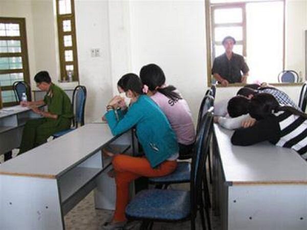 Các cô gái ra mắt người ngoại quốc từng bị bắt giữ trước đây. Các cô gái ra mắt người ngoại quốc từng bị bắt giữ trước đây. - Sputnik Việt Nam