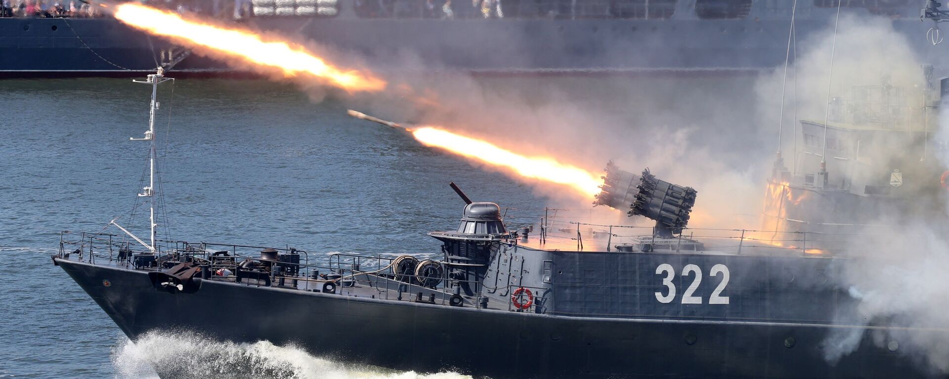 30 tháng Bảy. Nga. Thành phố Baltiysk. Chiến hạm cỡ nhỏ chống tàu ngầm của Hạm đội Baltic thực hiện cuộc bắn thao diễn trong lễ kỷ niệm Ngày hội của Hải quân Nga. - Sputnik Việt Nam, 1920, 07.02.2026