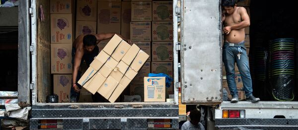 Manila. Những đứa trẻ Philippines tìm thấy bóng rợp...dưới một chiếc xe tải. - Sputnik Việt Nam