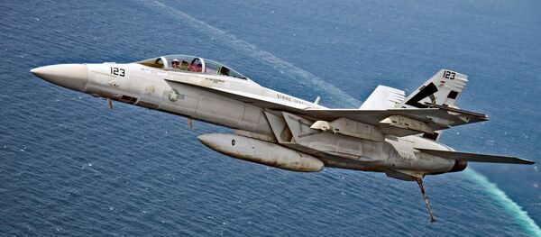 Đại Tây Dương. Máy bay tiêm kích-ném bom F/A-18F Super Hornet của Hải quân Mỹ bay phía trên hàng không mẫu hạm “Gerald Ford”. - Sputnik Việt Nam