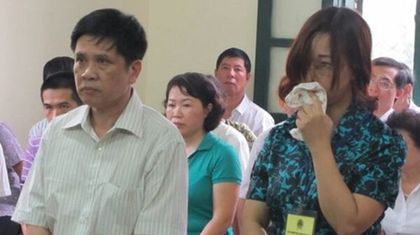 Bị cáo Đoàn Tiến Dũng (bên trái) Bị cáo Đoàn Tiến Dũng (bên trái) - Sputnik Việt Nam