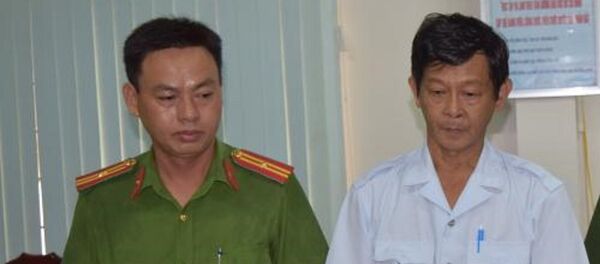 Ông Trần Hồng Nguyên (áo trắng) bị bắt tạm giam. - Sputnik Việt Nam