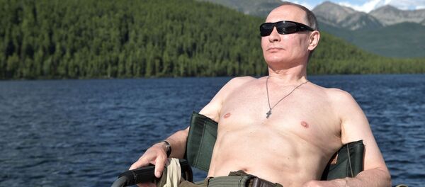 Tổng thống  Vladimir Putin bơi ở thác hồ trên núi tại Cộng hòa Tyva - Sputnik Việt Nam