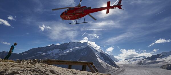 Вертолет взлетает около ледника Алеч в Швейцарии Вертолет взлетает около ледника Алеч в Швейцарии - Sputnik Việt Nam