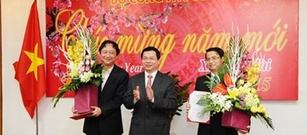 Trao quyết định bổ nhiệm ông Trịnh Xuân Thanh (ngoài cùng bên trái) làm Vụ trưởng, Ban đổi mới doanh nghiệp thuộc Bộ Công thương - Sputnik Việt Nam