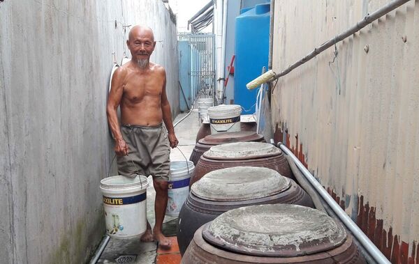 Cụ xách hai thùng nước đầy mà như nhẹ nhàng như không - Sputnik Việt Nam