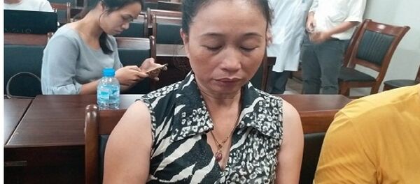 Bà Kim Anh cho biết mẹ cháu bé bị hành hung đã có 1 đời chồng và có 4 người con trước đó. - Sputnik Việt Nam