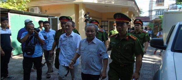 Các bị cáo được áp giải tới tòa. - Sputnik Việt Nam