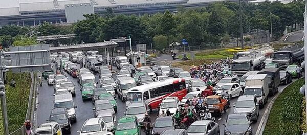 Xung đột giao thông giữa dòng xe từ Bạch Đằng và dòng xe từ sân bay ra Trường Sơn đã gây ra tình trạng ùn tắc triền miên ở cữa ngõ Tân Sơn Nhất thời gian qua - Sputnik Việt Nam