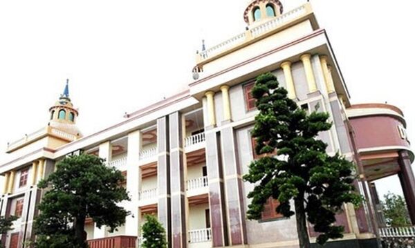 Cặp tùng tại dinh thự ở Trà Vinh. Cặp tùng tại dinh thự ở Trà Vinh. - Sputnik Việt Nam