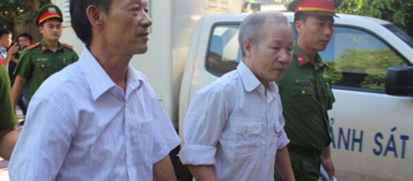 Bị cáo Sơn (trái) được dẫn giải lên phiên tòa - Sputnik Việt Nam